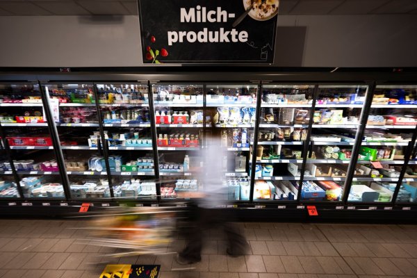 Im Geldbeutel bleibet mehr drin: Butter und Milch sind günstiger zu haben. (Archivbild) - © Philip Dulian/dpa
