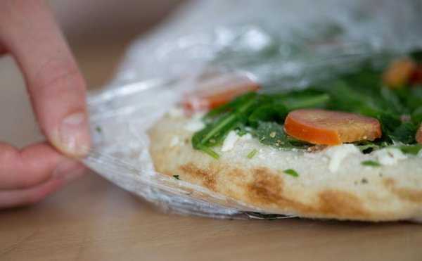 Wird Tiefkühlpizza künftig teuer? (Archivbild) - © Marijan Murat/dpa