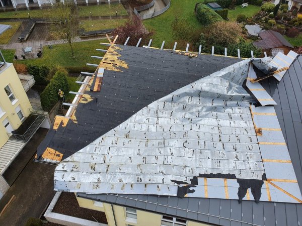 Sturmböen haben am Donnerstag ein Dach in der Slavertrift abgedeckt. - © Freiwillige Feuerwehr Lemgo