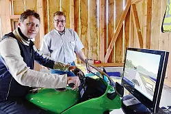 Unfallprävention: Martin Eßmann (links) lässt sich von Marko Wahle auf dem Motorradsimulator einweisen. - © Foto: Gallisch