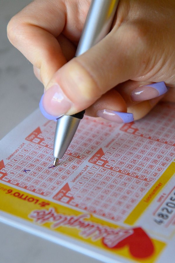 Ein Lotto-Gewinner blieb auch nach drei Jahren Suche unauffindbar. Nun verfällt der Millionen-Gewinn. - © Klaus-Dietmar Gabbert/dpa