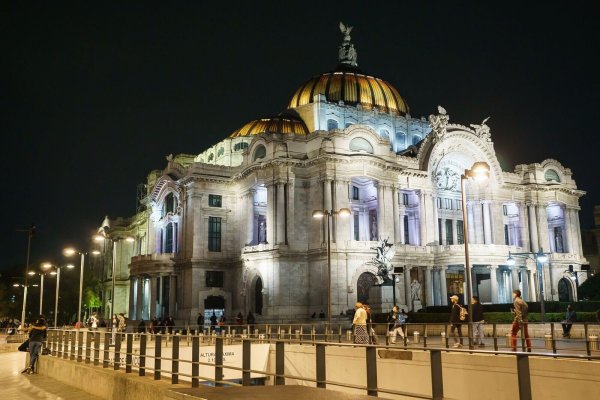 Von Neoklassizismus bis Art déco: Das Kulturzentrum Palacio de Bellas Artes zeigt einen wilden Architekturmix. - © Philipp Laage/dpa-tmn
