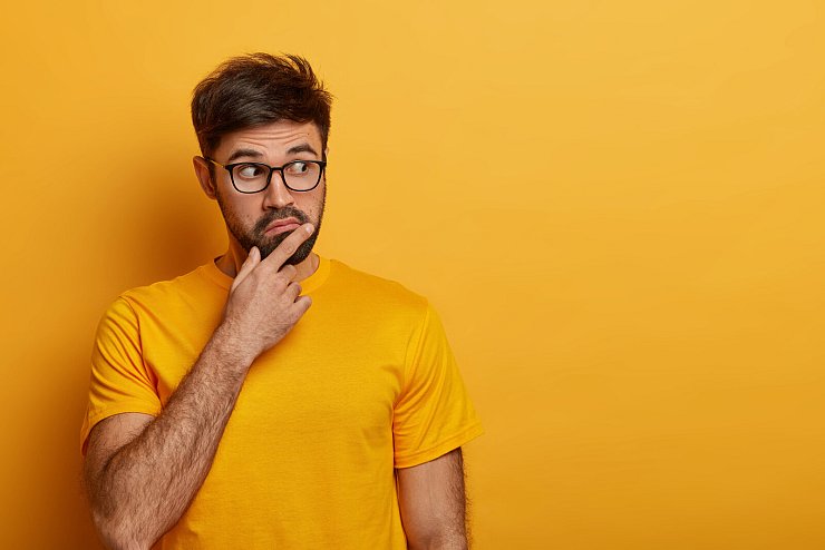 Mitunter kann es bei der Arbeit zu Konflikten kommen, die derart verfahren sind, dass sie nicht von den Beteiligten gelöst werden können. - © wayhome.studio - stock.adobe.com