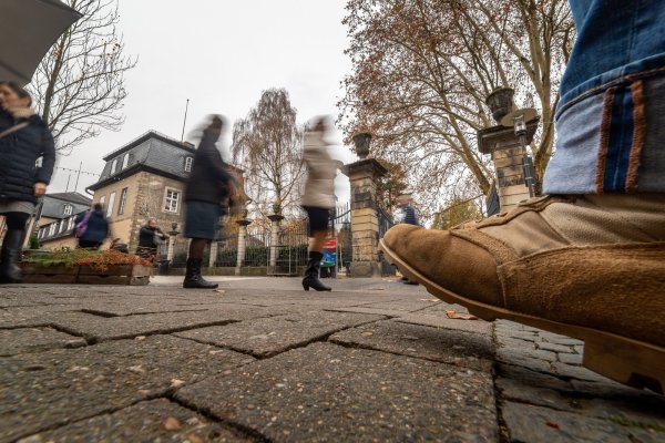 Das Pflaster soll erneuert werden: Die Stadt plant den Umbau der Langen Straße ab 2021. Der Abschnitt vor dem Schlossplatz wäre der erste von drei Bauabschnitten. Es soll einer pro Jahr in Angriff genommen werden. - © Torben Gocke