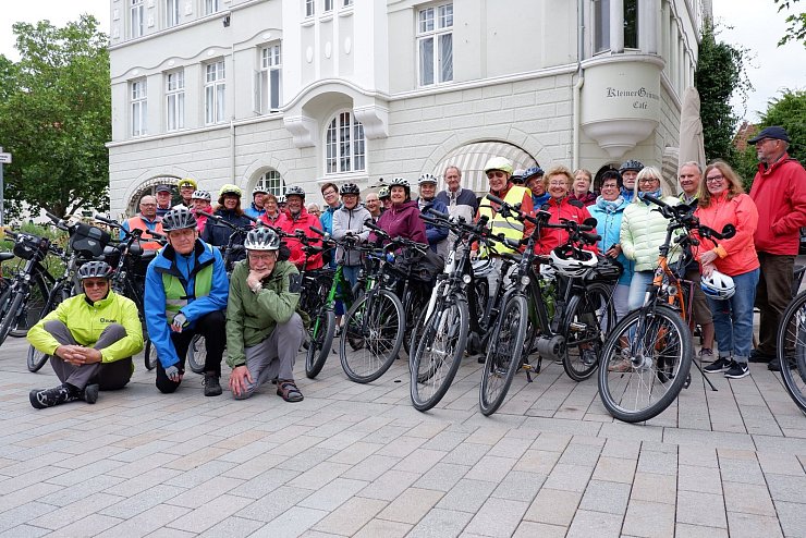 Die Organisatoren (vorne, von links) Harald Kohls (BUND), Wolfgang Buschkamp und Joachim Schmidt (beide ADFC-Ortsgruppe Bad Salzuflen) freuen sich mit rund 40 Gleichgesinnten über die Öffnung der Innenstadt für Fahrradfahrer. - © Lorraine Brinkmann