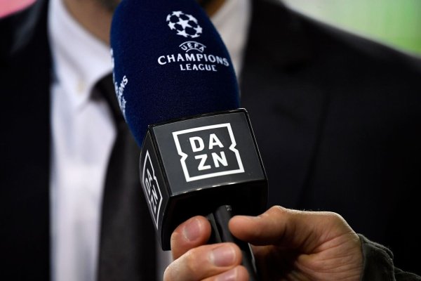 Der Internet-Anbieter DAZN hat sich das größte Rechtepaket an der Champions League gesichert. - © Ina Fassbender/dpa
