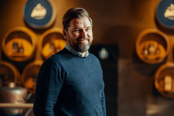 Thomas Weinberger von der Destillerie Lantenhammer im bayerischen Hausham führt auch Online-Tastings mit Rum durch. - © Destillerie Lantenhammer/dpa-tmn