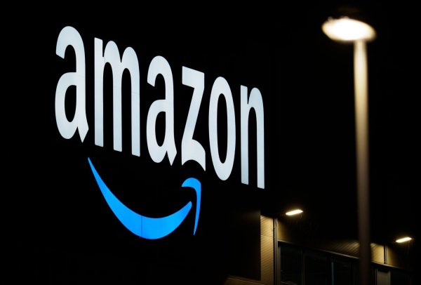 Das Logo von Amazon an einem Logistikzentrum: Die EU-Kommission hat nach jahrelangem Streit Zugeständnisse des weltweit größten Online-Händlers akzeptiert. - © Soeren Stache/dpa-Zentralbild/dpa