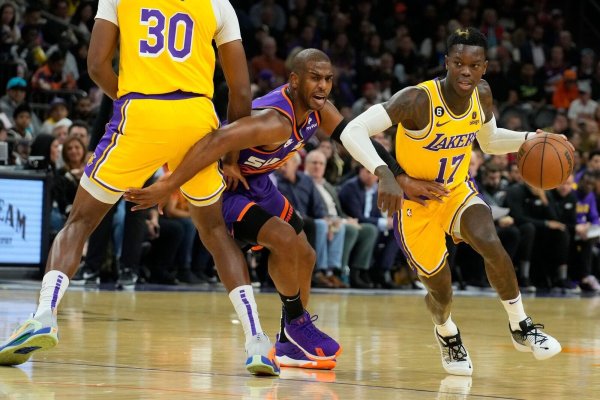 Lakers-Guard Dennis Schröder (17) zieht an Suns-Guard Chris Paul (M) vorbei, während Lakers-Center Damian Jones (30) einen Pick setzt. - © Rick Scuteri/AP/dpa