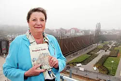 Über den Dächern der Salzestadt: Dr. Barbara Schlüter hat in Bad Salzuflen für ihren historischen Roman recherchiert. Auch das Gradierwerk findet sich darin wieder. - © Foto: Stork
