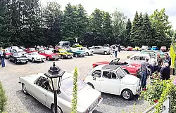 Alte Schätzchen in Reih und Glied: Die Teilnehmer der Rundfahrt haben ihre Autos auf dem Parkplatz des Gasthofs "Im Borke" in Kirchheide abgestellt. - © Foto: Nicole Reineke