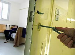 Im Rechtsstreit um zu kleine Zellen sucht das Land NRW die Einigung mit den klagenden Häftlingen. - © FOTO: DPA