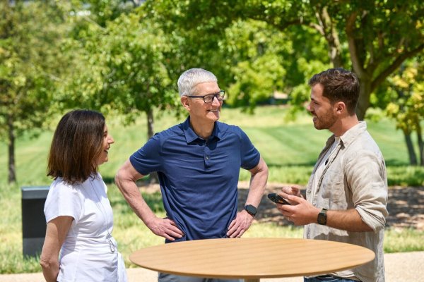 Ein Dresdner Student (r) gewinnt einen Entwickler-Wettbewerb von Apple für Studenten. - © Apple/dpa