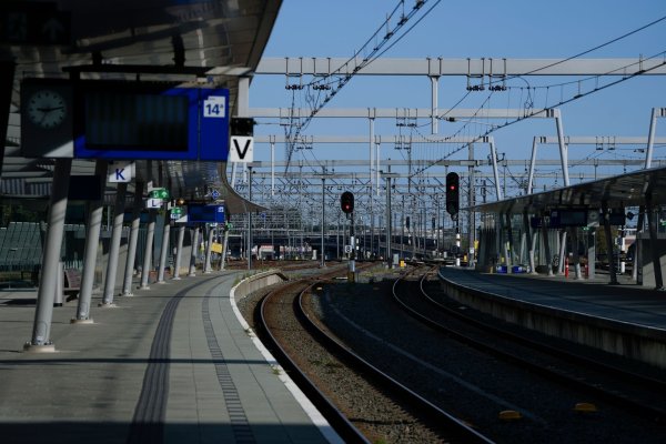 Wegen eines Bahnstreiks in den Niederlanden fallen am Dienstag auch die meisten Züge von Deutschland nach Amsterdam aus (Archivbild). - © Peter Dejong/AP/dpa