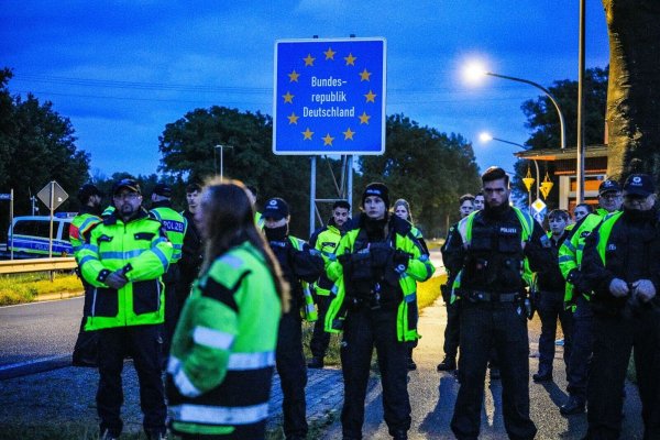 Die deutsche Polizei hat Niederländer daran gehindert, am zweiten Tag in Folge eigenmächtige Kontrollen an der Grenze zu Niedersachsen durchzuführen, um Asylbewerber ausfindig zu machen. - © ANP/dpa