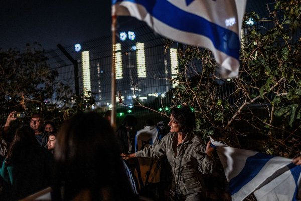 Menschen jubeln mit israelischen Fahnen, nachdem ein Hubschrauber mit von Hamas-Kämpfern freigelassenen Geiseln im Schneider Children's Medical Center of Israel gelandet ist. - © Ilia Yefimovich/dpa