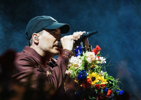 Casper steht beim Southside Festival auf der Bühne. - © Philipp von Ditfurth/dpa