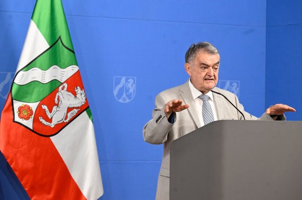 Nordrhein-Westfalens Innenminister Herbert Reul bei einer Pressekonferenz in der Staatskanzlei. - © Roberto Pfeil/dpa