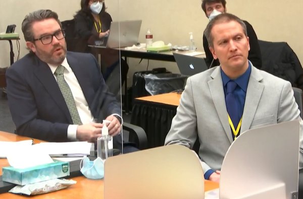 Derek Chauvin (r.) mit seinem Verteidiger Eric Nelson (l.) im April 2021 während eines Gerichtstermins. - © Court TV/AP/dpa