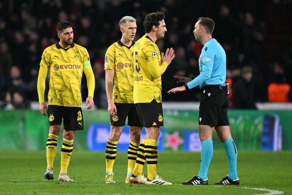 Dortmunds Mats Hummels (2.v.r) spricht nach der Elfmeter-Entscheidung mit Schiedsrichter Srdjan Jovanovic (r). - © Federico Gambarini/dpa