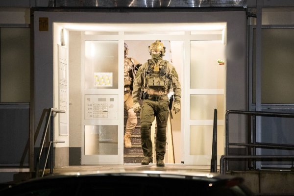 Einsatzkräfte der Polizei verlassen ein Gebäude in Düsseldorf. - © Justin Brosch/dpa