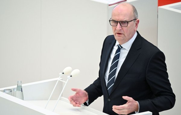 Mit der Bezahlkarte soll verhindert werden, dass Migranten Geld an Schlepper oder an ihre Familie oder Freunde ins Ausland überweisen. Mit dem gleichen Argument hat sich auch Dietmar Woidke (SPD) für eine solche Karte ausgesprochen. - © Jens Kalaene/dpa