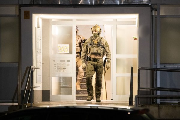 Einsatzkräfte der Polizei verlassen nach einer Durchsuchung ein Gebäude in Düsseldorf. - © Justin Brosch/dpa