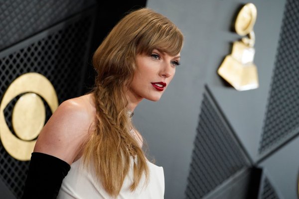 Taylor Swift bei der 66. Grammy-Verleihung. - © Jordan Strauss/AP/dpa