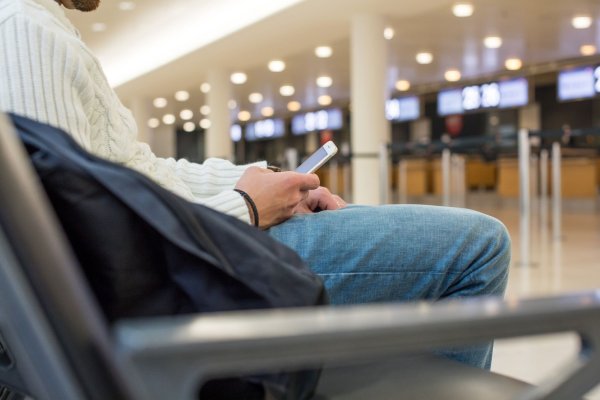 Betrugsmaschen mit gefakten Websites: Davor müssen sich auch Reisende in Acht nehmen, die bei Problemen schnell ihre Airline erreichen wollen.) - © Christin Klose/dpa-tmn/dpa