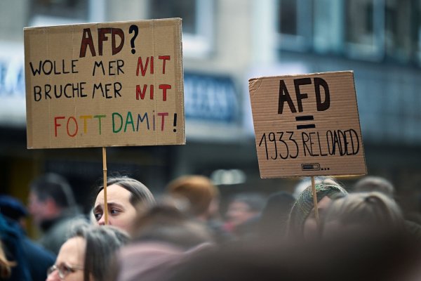 Zahlreiche Menschen ziehen mit Schildern bei einer Demonstration durch die Innenstadt. - © Federico Gambarini/dpa