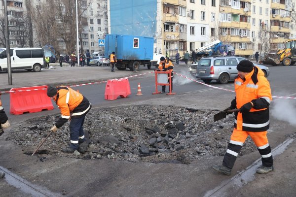 Arbeiter beseitigen die Folgen eines russischen Drohnenangriffs in Charkiw. - © -/https://photonew.ukrinform.com/ Ukrinform/dpa