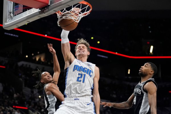 Moritz Wagner von den Orlando Magic beim Dunking. - © Eric Gay/AP/dpa