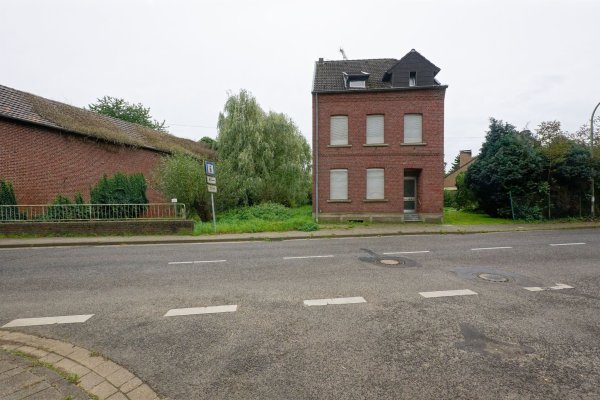 Ein verlassenes Haus steht im Dorf Keyenberg am Rand des Tagebaus Garzweiler. - © Henning Kaiser/dpa/Archivbild