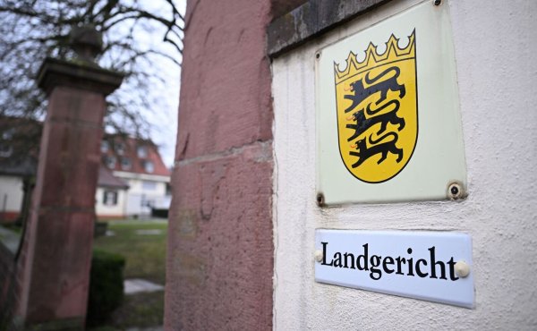 Vor dem Landgericht Mosbach hat der Prozess gegen einen selbst ernannten Life Coach und seinen jüngeren Bruder begonnen. - © Bernd Weißbrod/dpa