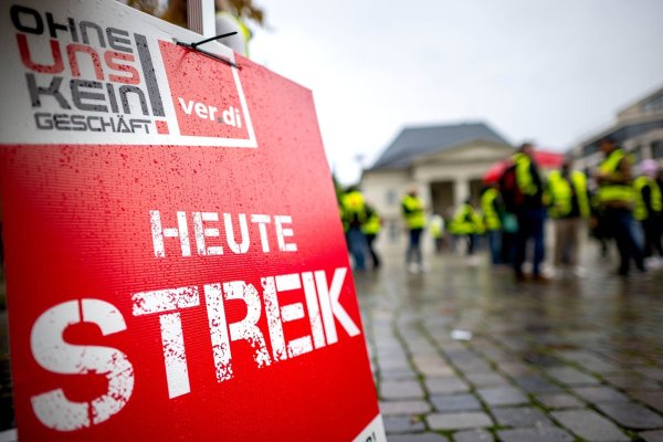 Verdi-Mitglieder versammeln sich bei einem Warnstreik in Oldenburg. Nach Einschätzung eines Experten stehen Deutschland «konfliktreiche Tarifverhandlungen» bevor. - © Sina Schuldt/dpa