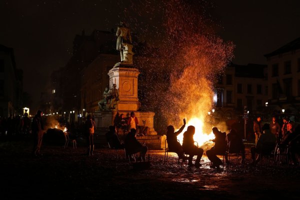 Landwirte haben vor dem EU-Parlament Gegenstände in Brand gesetzt, um gegen Umweltauflagen zu protestieren. - © Omar Havana/AP/dpa