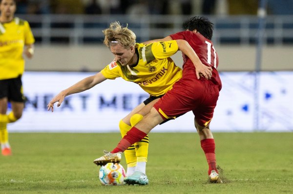Borussia Dortmunds Julian Rijkhoff (l) und Nguyen Tuan Anh von Vietnam kämpfen um den Ball. - © Marco Steinbrenner/dpa/Archivbild