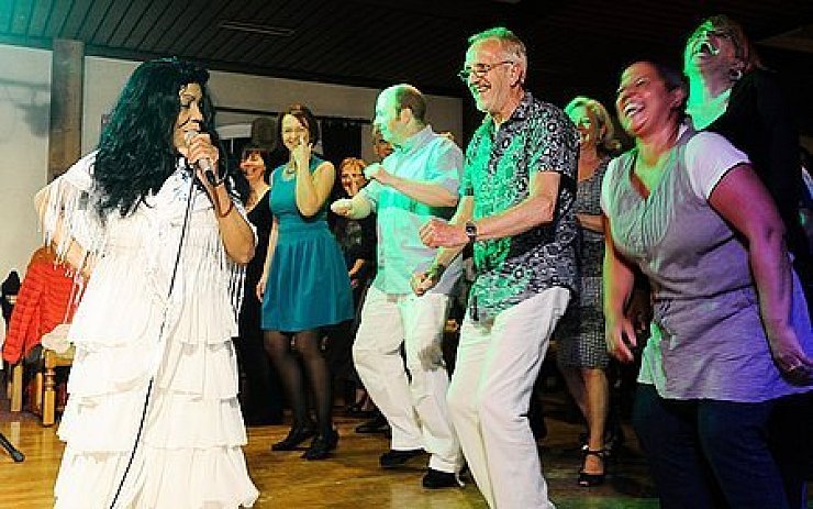 Karibische Gefühle: Yaqueline Castellanos sorgt für Buena-Vista-Feeling im Festsaal der Billerbecker "Post". Foto: Krull