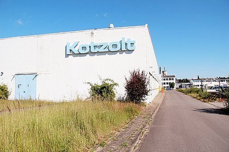 Bald Zustellstützpunkt: Das ehemalige "Werk II" von Kotzolt zwischen der Straße "An der Bega" und der Grevenmarschstraße steht seit Jahresbeginn leer. Hier zieht Ende des Monats der Zustellstützpunkt der Post ein. Foto: Reineke
