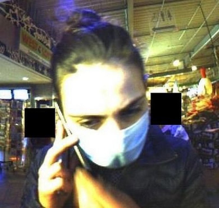 Die Polizei sucht diese Frau. Sie soll versucht haben, Geld mit einer gestohlenen Karte abgehoben zu haben. - © Polizei Lippe