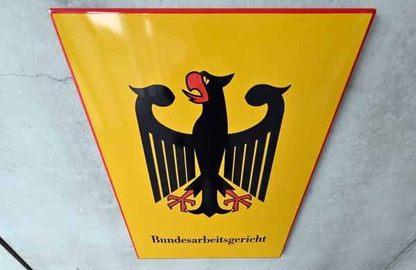 Die Entscheidung des Bundesarbeitsgerichts: Ja, die Klägerin hat Arbeitnehmerstatus und damit Anspruch auf Mindestlohn. - © Martin Schutt/dpa