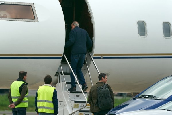 Juan Carlos, ehemaliger König von Spanien, steigt in Vitoria in ein Privatflugzeug. - © Pablo González/EUROPA PRESS/dpa
