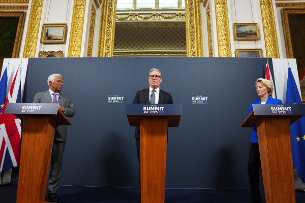Die EU-Spitze und der britische Premierminister Starmer präsentierten die Einigung höchst zuversichtlich. - © Carl Court/Getty Images Europe Pool/AP/dpa