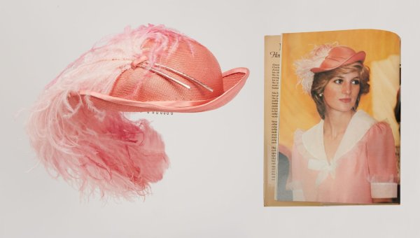 Diesen Hut soll Diana während der Flitterwochen getragen haben. - © Julien\\\'s Auction/Undatiertes Han/dpa