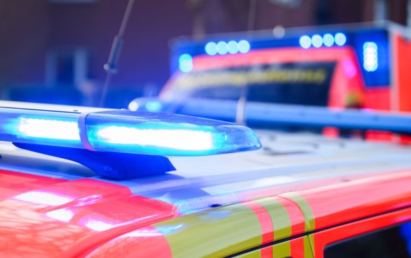 Auf einer Straße in Visselhövede ist ein Mann tödlich verletzt worden. Zwei weitere Männer wurden schwer verletzt ins Krankenhaus gebracht. (Symbolbild) - © Julian Stratenschulte/dpa