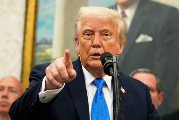 US-Präsident Donald Trump streut Zweifel daran, dass die Krebserkrankung seines Amtsvorgängers Joe Biden erst jetzt bekannt wurde. - © Manuel Balce Ceneta/AP/dpa