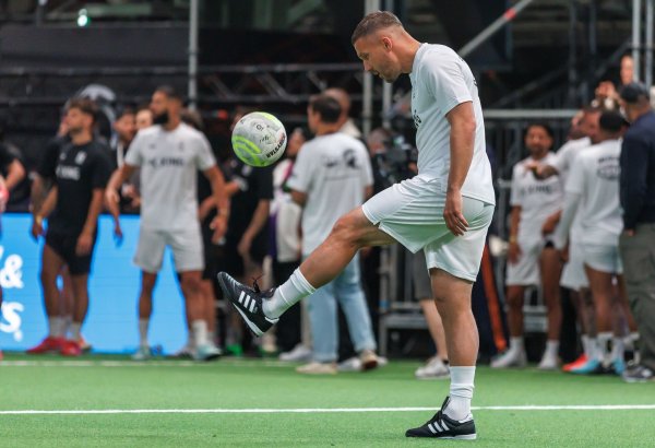 Lukas Podolski freut sich über den Aufstieg des 1. FC Köln - © Andreas Gora/dpa
