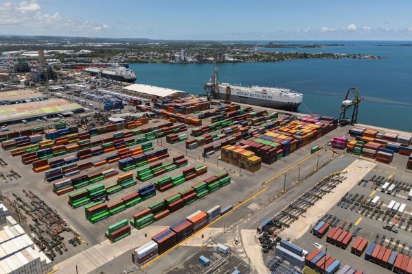 Auf Puerto Rico (USA) sind Container im Hafen von San Juan gestapelt. - © Alejandro Granadillo/AP/dpa