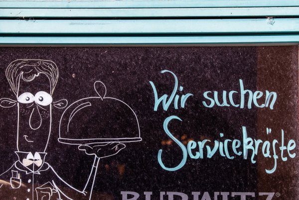 Besonders in der Dienstleistungsbranche wie der Gastronomie ist Personal knapp (Archivbild) - © Jens Büttner/dpa