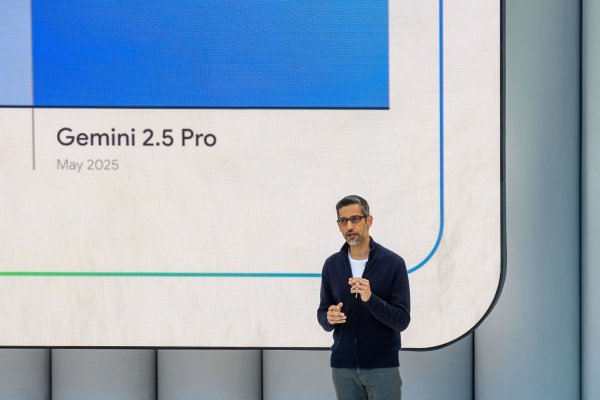Google-Chef Sundar Pichai spricht über Gemini, Googles Antwort auf ChatGPT und Co. - © Andrej Sokolow/dpa